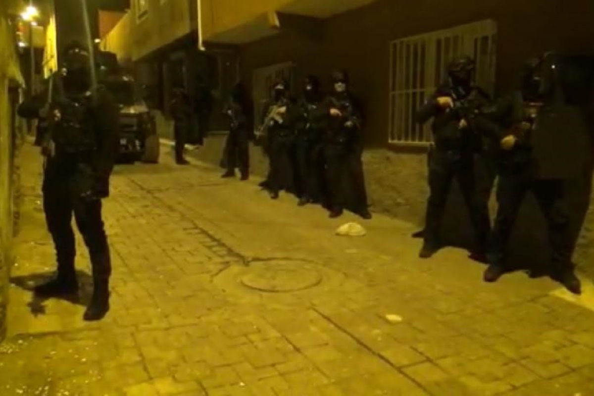 Тверскими полицейскими пресечена деятельность преступной группы. Хищение денежных средств в дагестане. Спецназ арестовал террористов. Операция ареста. Спецназ задерживает террористов.