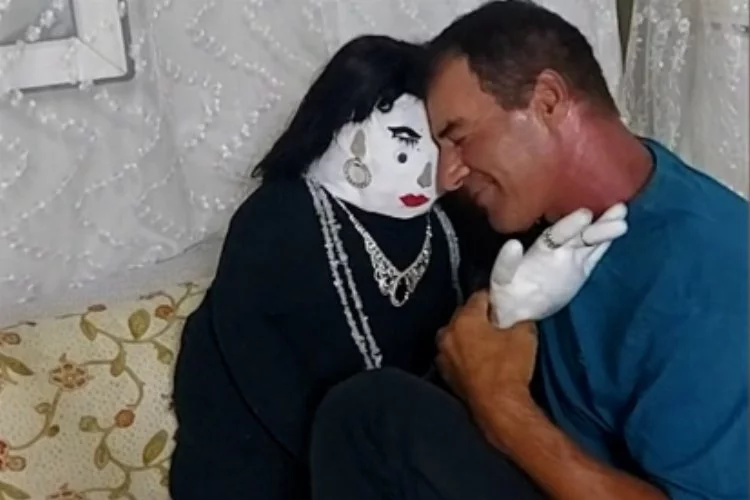 televizyon-programinda-sasirtan-olay-eski-sevgilisinin-kuklasini-yapip-1692885728-379-x750