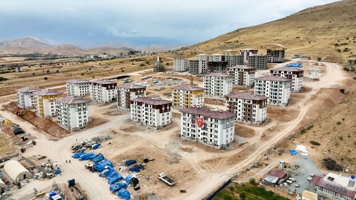 AA-20231020-32468027-32468019-BAKAN_OZHASEKI_KAHRAMANMARASTA_146_BIN_918_BAGIMSIZ_BOLUMUN_YAPIMININ_DEVAM_ETTIGINI_BILDIRDI