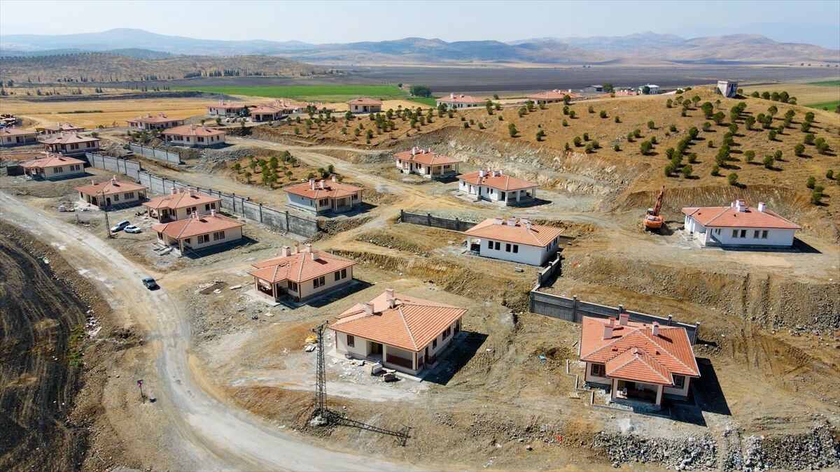 AA-20231020-32468027-32468020-BAKAN_OZHASEKI_KAHRAMANMARASTA_146_BIN_918_BAGIMSIZ_BOLUMUN_YAPIMININ_DEVAM_ETTIGINI_BILDIRDI