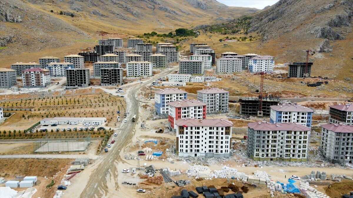AA-20231020-32468027-32468025-BAKAN_OZHASEKI_KAHRAMANMARASTA_146_BIN_918_BAGIMSIZ_BOLUMUN_YAPIMININ_DEVAM_ETTIGINI_BILDIRDI