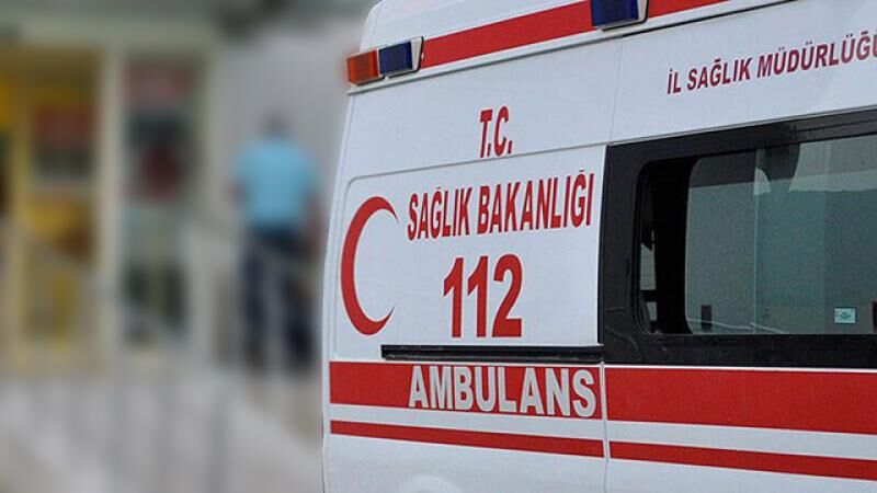 Mersin'de inşaattaki iskelenin halatının kopmasıyla 2 işçi zemine düşerek yaralandı