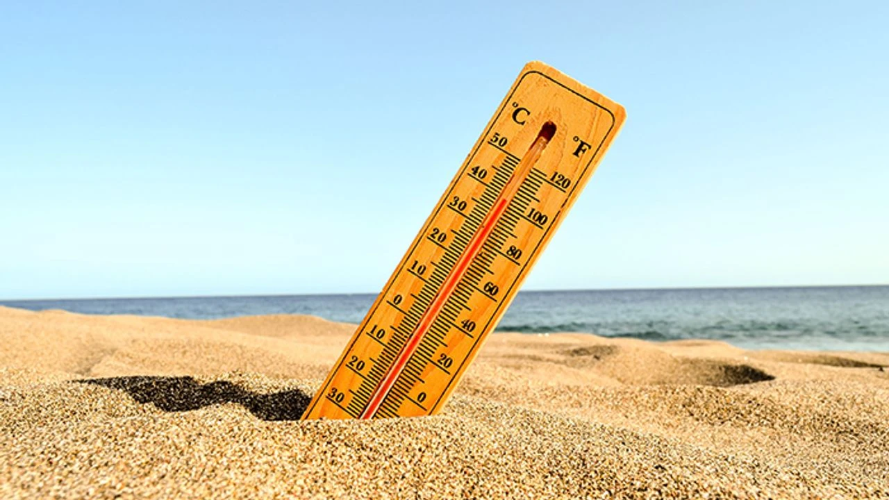 Closeup Shot Thermometer Beach Sand 14