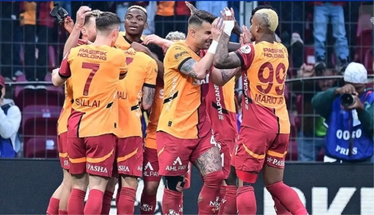 Galatasaray Sampiyonluk Kutlamalarinda Kim Konser 18593454 8163 Amp