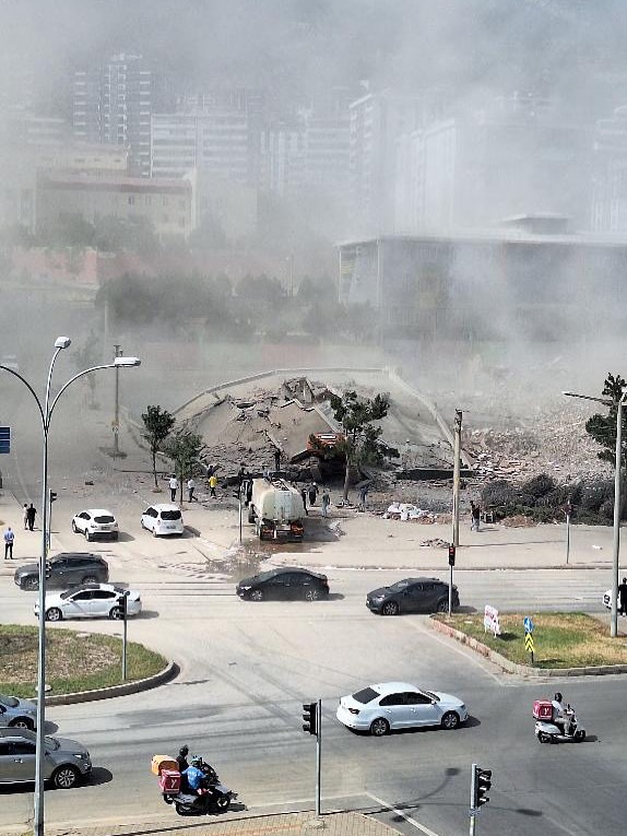 Afad Calısmalara Devam Ediyor Sayısız 10Dan Fazla Polis Aracı Itfaiye Calısma Devam Ediyor (2)