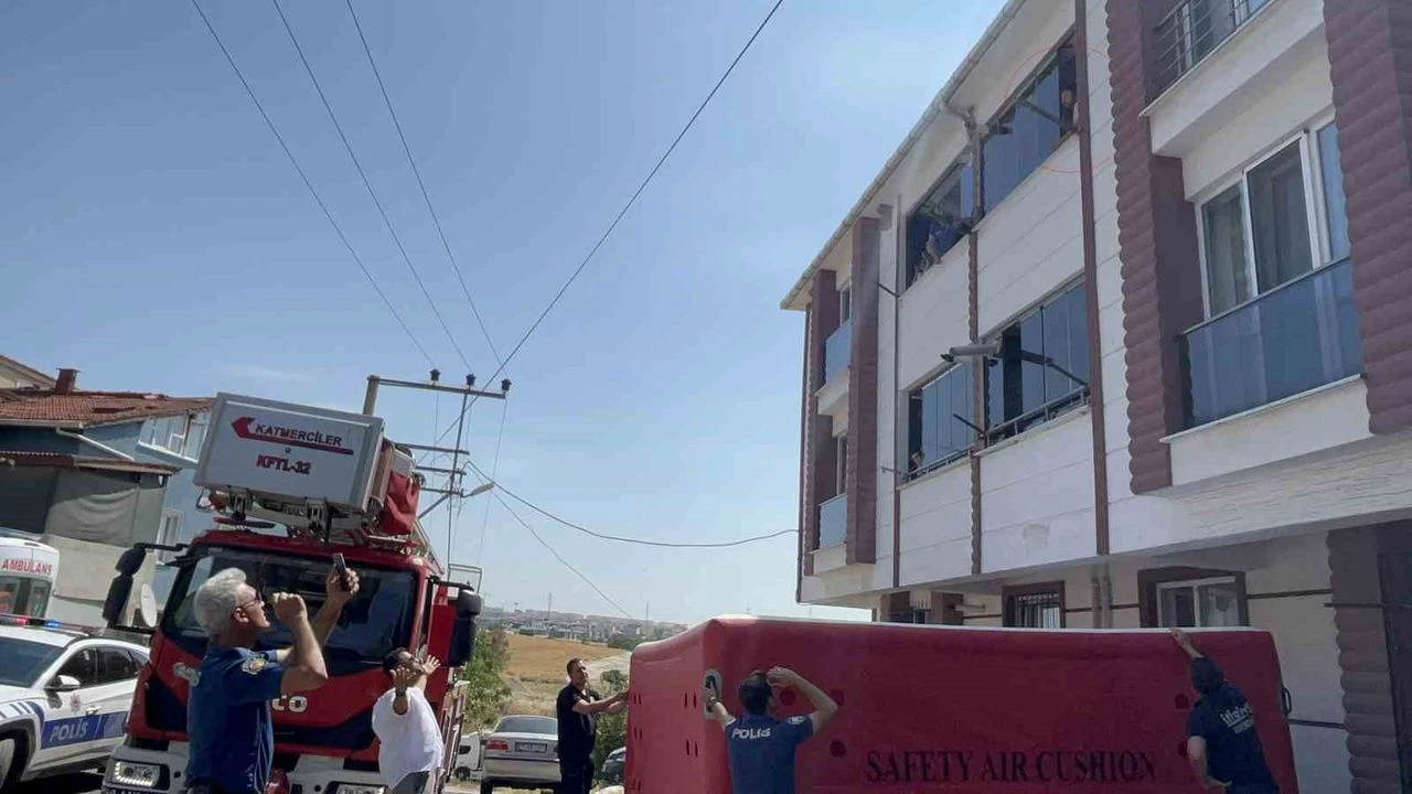 Aylik Bebegi Rehin Alan Baba Balkondan Bal Kabagi Firlatti
