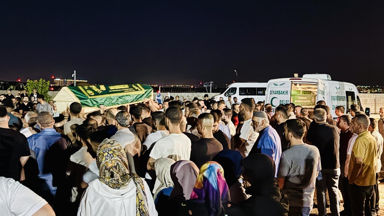 Diyarbakir Yangin Cenazeaa 2368118