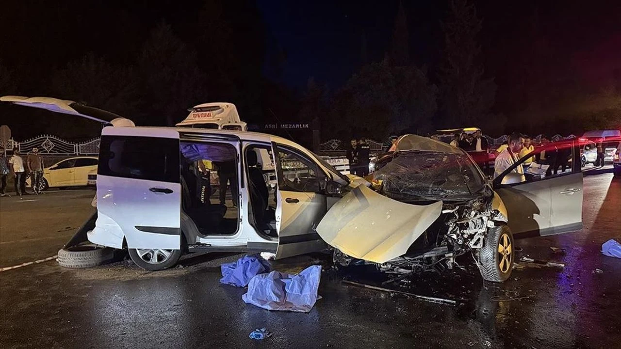 Gaziantepte Otomobil Ile Hafif Ticari Arac Carpisti 5 Kisi Oldu 2 Kisi Yaralandi