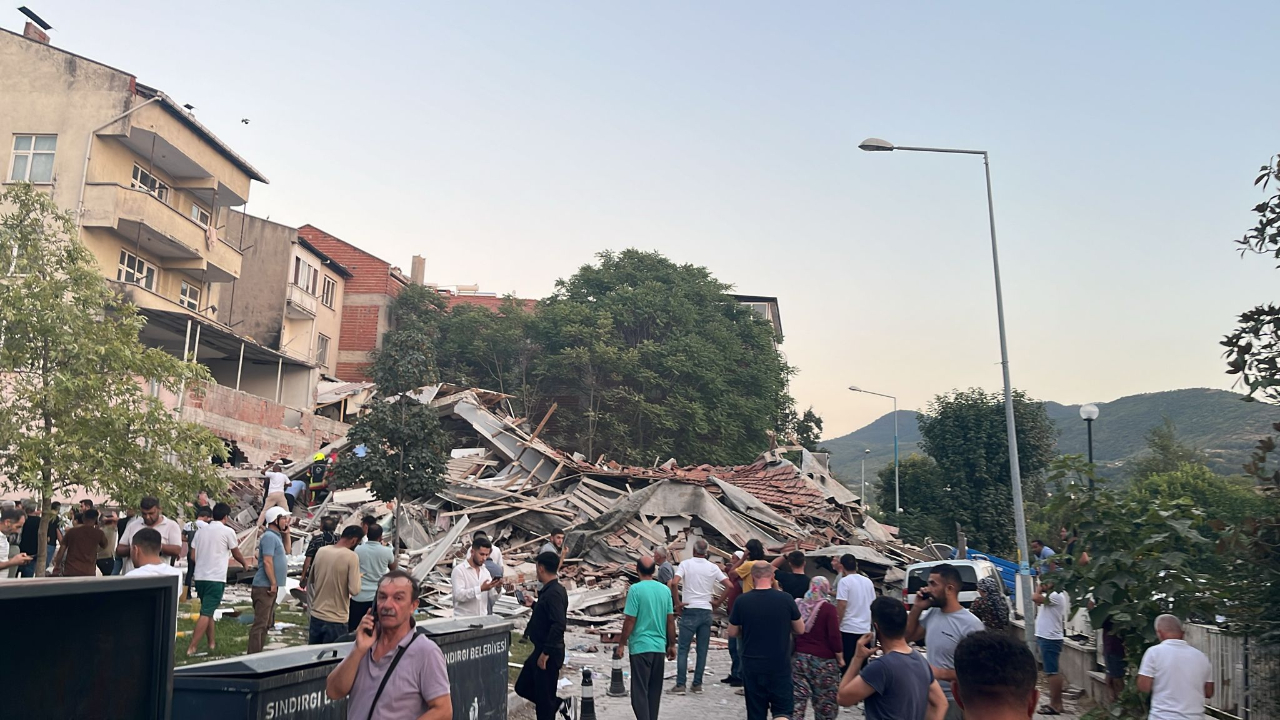 6898D4D3392C1 Balikesir Sindirgida Bir Bina Yikildi