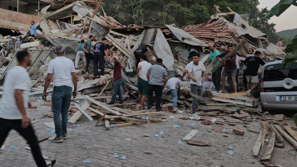 6898Dc3B8D750 Sindirgida Deprem 10 Bina Yikildi Iletisim Kesildi Koylere Ulasilamiyor