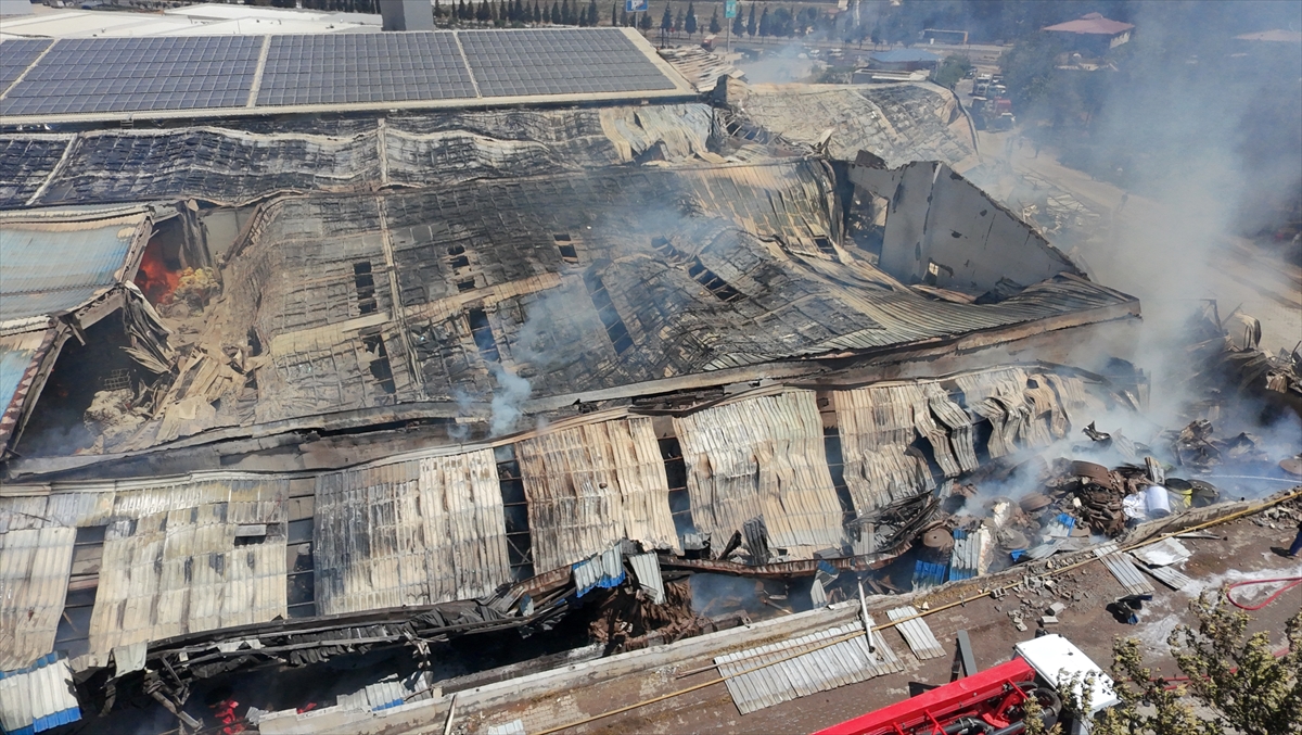 Fabri̇ka Yangin (3)