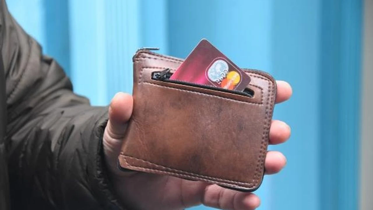 Hem Cuzdan Hem Poset Olarak Kullaniliyor