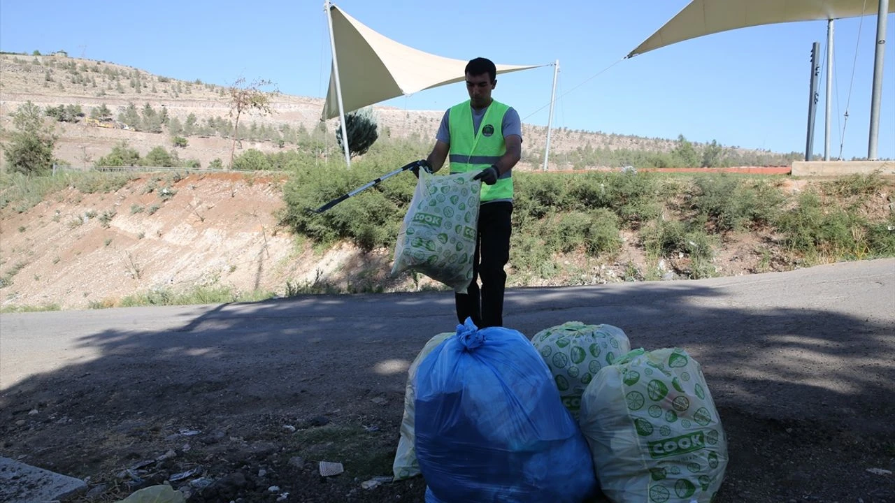 Sanliurfali Genc 105 Gundur Cevreyi Temizliyor