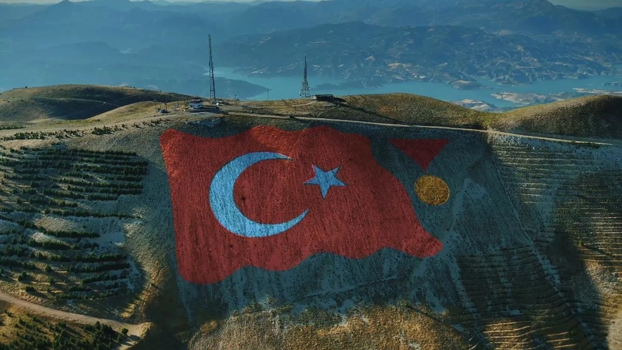 Ahir Dagi Zirvesine 38 Bin Metrekarelik Turk Bayragi