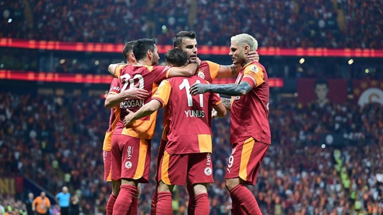 Galatasaray Qmax Cover