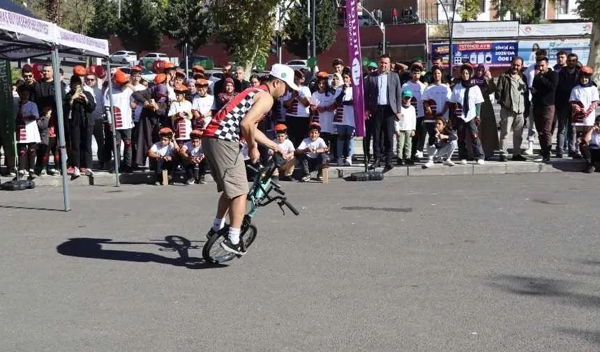 Kirmizi Bi̇si̇klet (3)