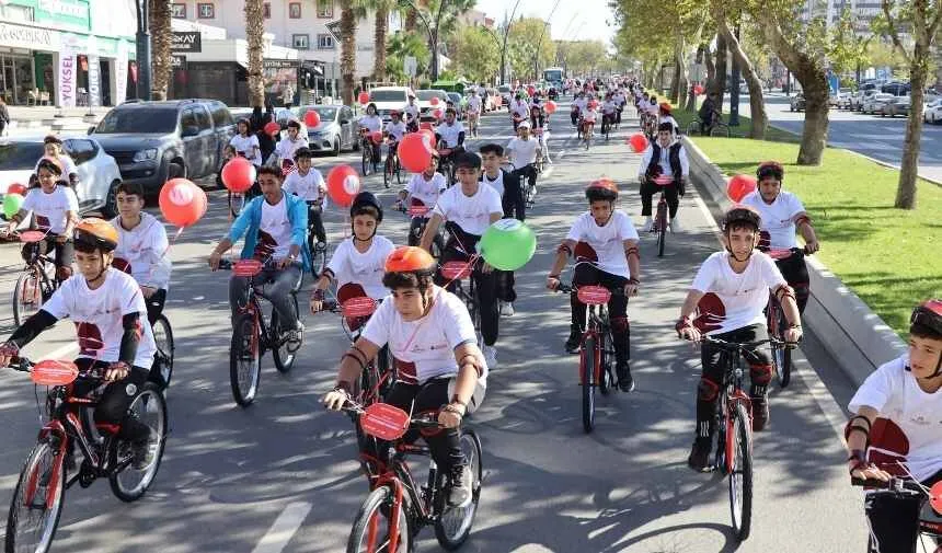 Kirmizi Bi̇si̇klet (4)