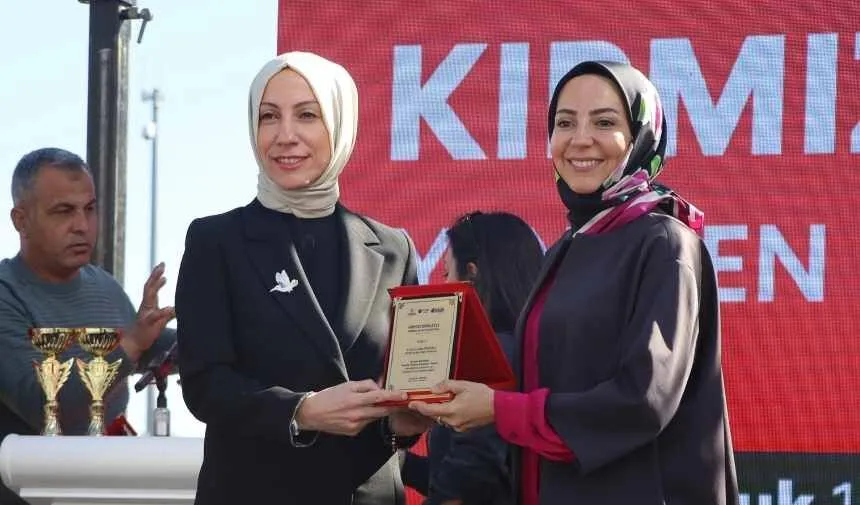 Kirmizi Bi̇si̇klet (5)