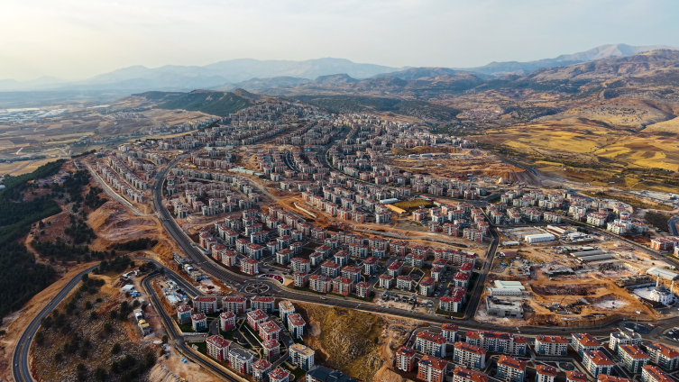 İ N D E R E 00 02 50 27 Still019