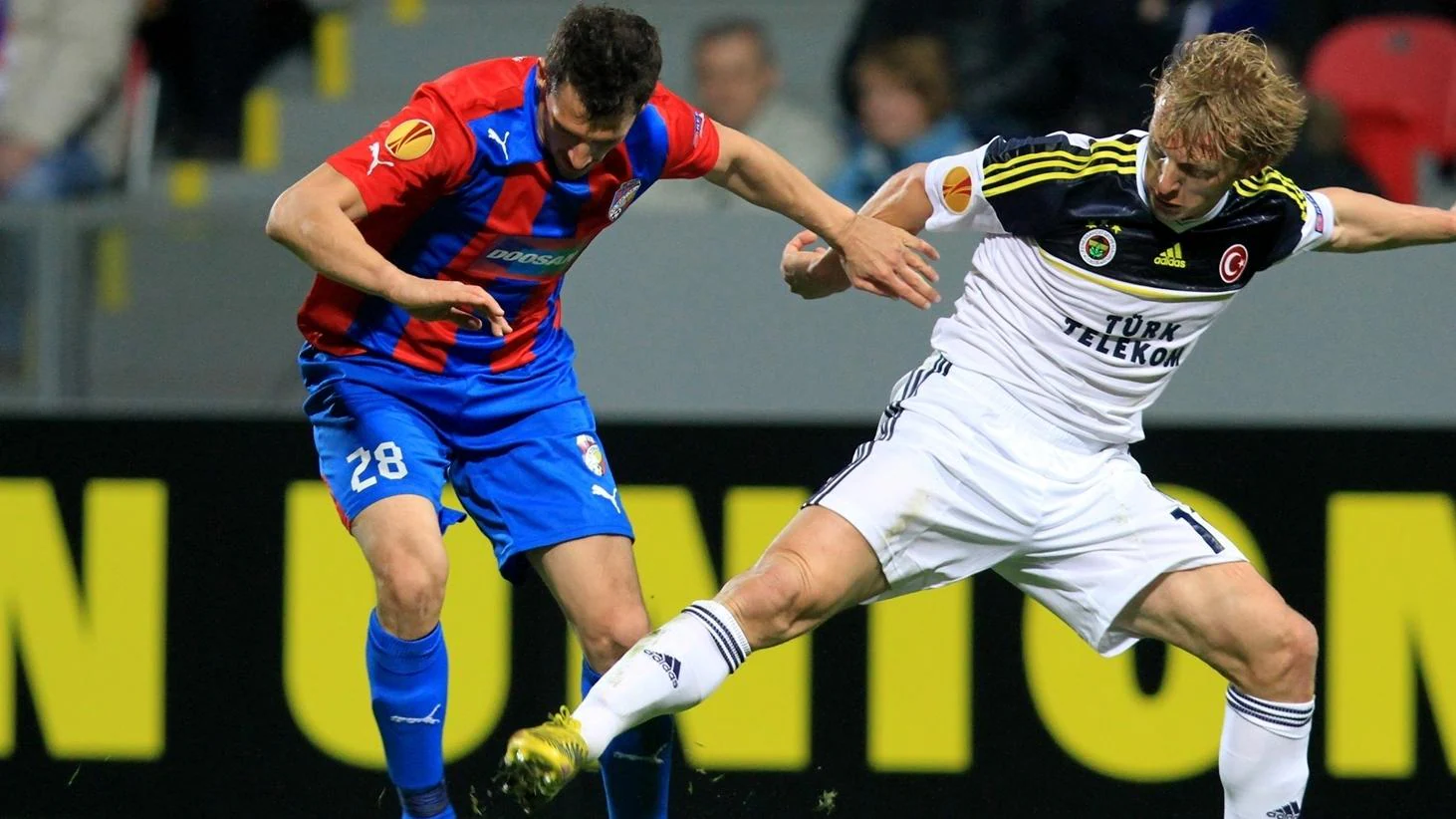 Marian Cisovsky Fc Viktoria Plzen Dirk Kuyt Fenerbahce Sk