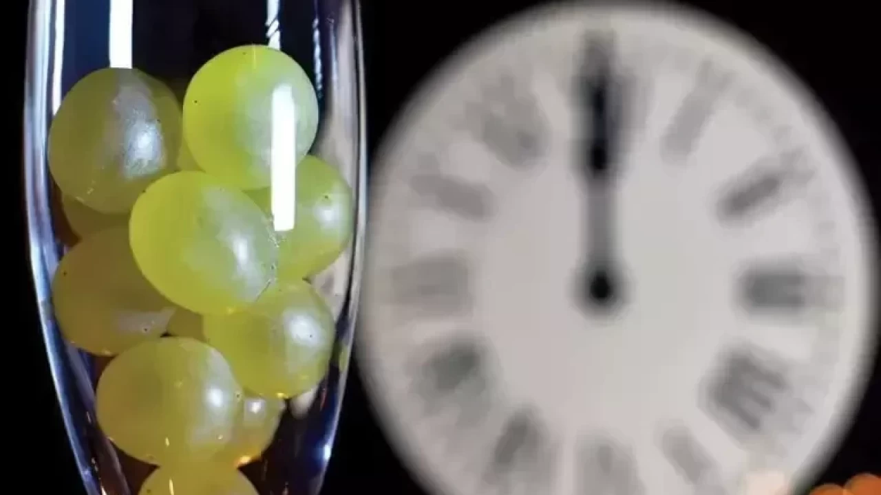 950 Yilbasinda Masa Altinda 12 Uzum Yemek Ne Anlama Gelir 12 Uzum Ritueli Nasil Yapilir