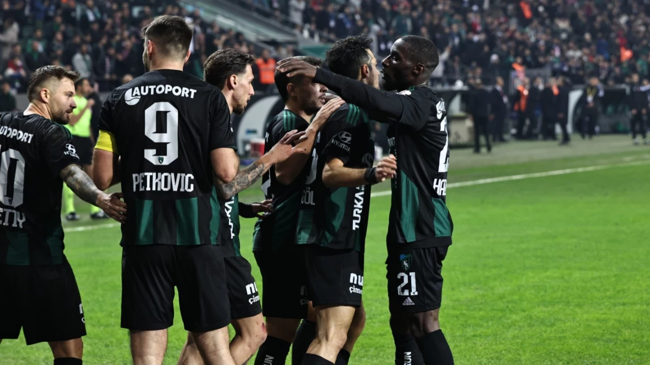 Kocaelispor Evinde Antalyasporu Ilk Yarida Yikti 2 1 Hga7