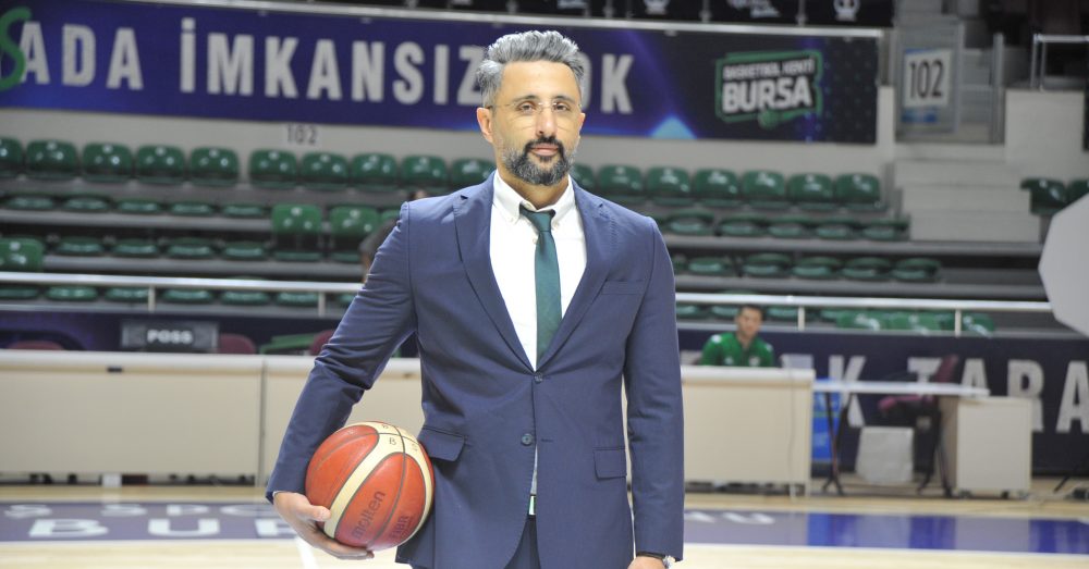 Serkan Erdoğan Takım Elbise Top Elde Poz Scaled