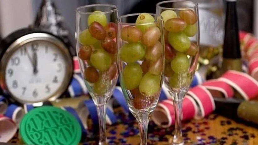 Yilbasinda Masanin Altinda 12 Uzum 5Y9E