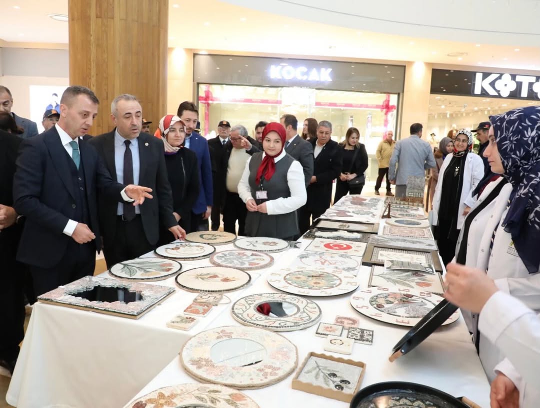 📌Dulkadiroğlu Aile Destek Merkezi Yıl Sonu Sergisidulkadiroğlu Aile Destek Merkezinde Mozaik, A (8)