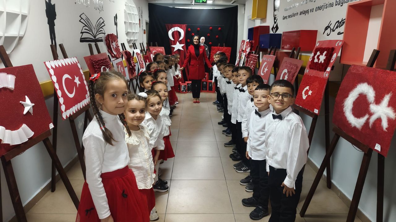 Minik Ogrencilerden Turk Bayragi Sergisi1