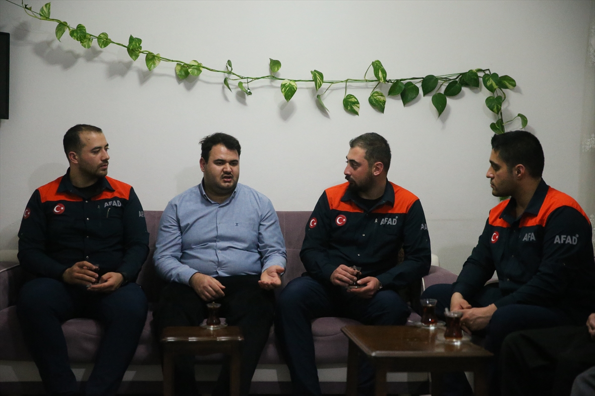 Aa 20260203 40444721 40444715 6 Subat Depremlerinin Ucuncu Yili Depremzede Asci Kendisini Hayata Baglayan Afad Arama Kurtarma Ekibiyle Bulustu (2)