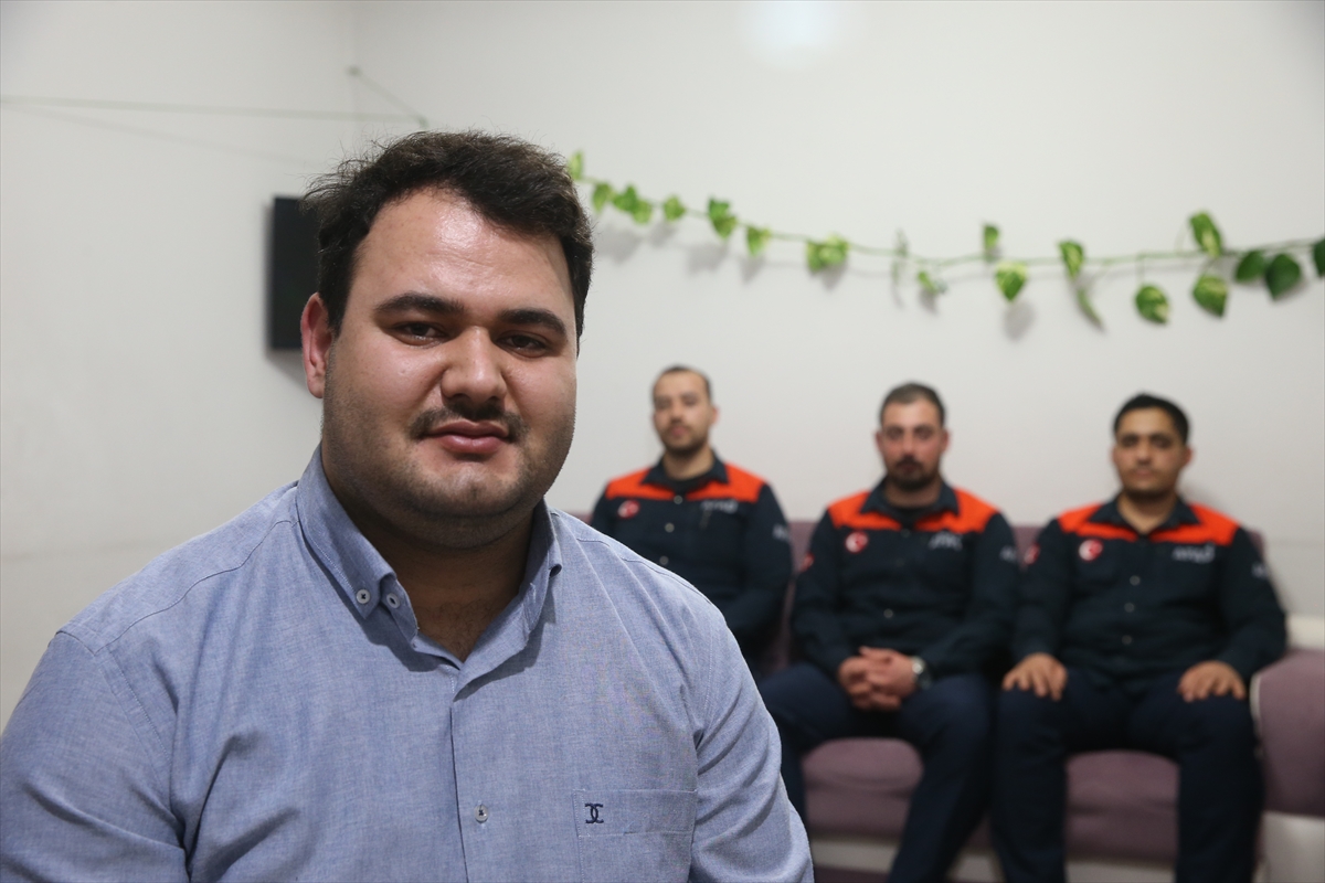 Aa 20260203 40444721 40444720 6 Subat Depremlerinin Ucuncu Yili Depremzede Asci Kendisini Hayata Baglayan Afad Arama Kurtarma Ekibiyle Bulustu (1)