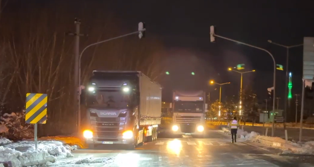 Kahramanmaraş-Çağlayancerit kara yolu fırtına nedeniyle ulaşıma kapatıldı