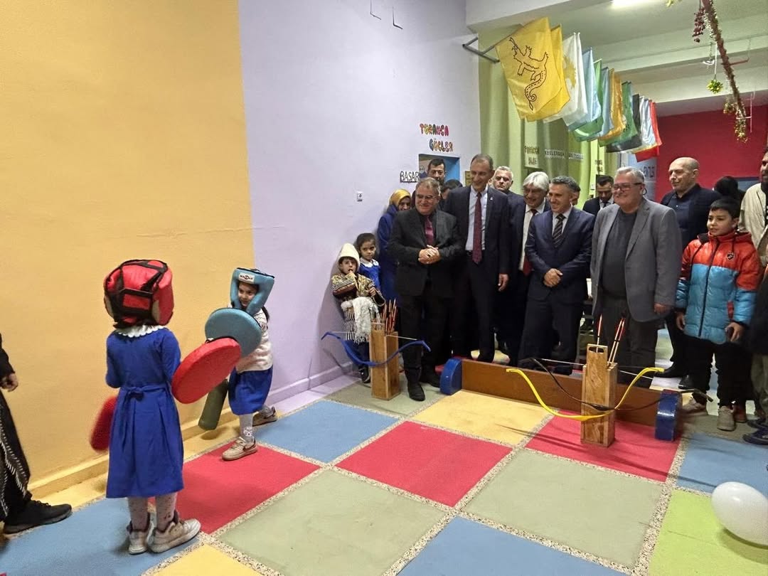Turan İlkokulu’nda “Gülücük Çarşisi” Oyun Bahçesi̇ Açildituran İlkokulunda Öğrencilerimizin Oyunl (1)