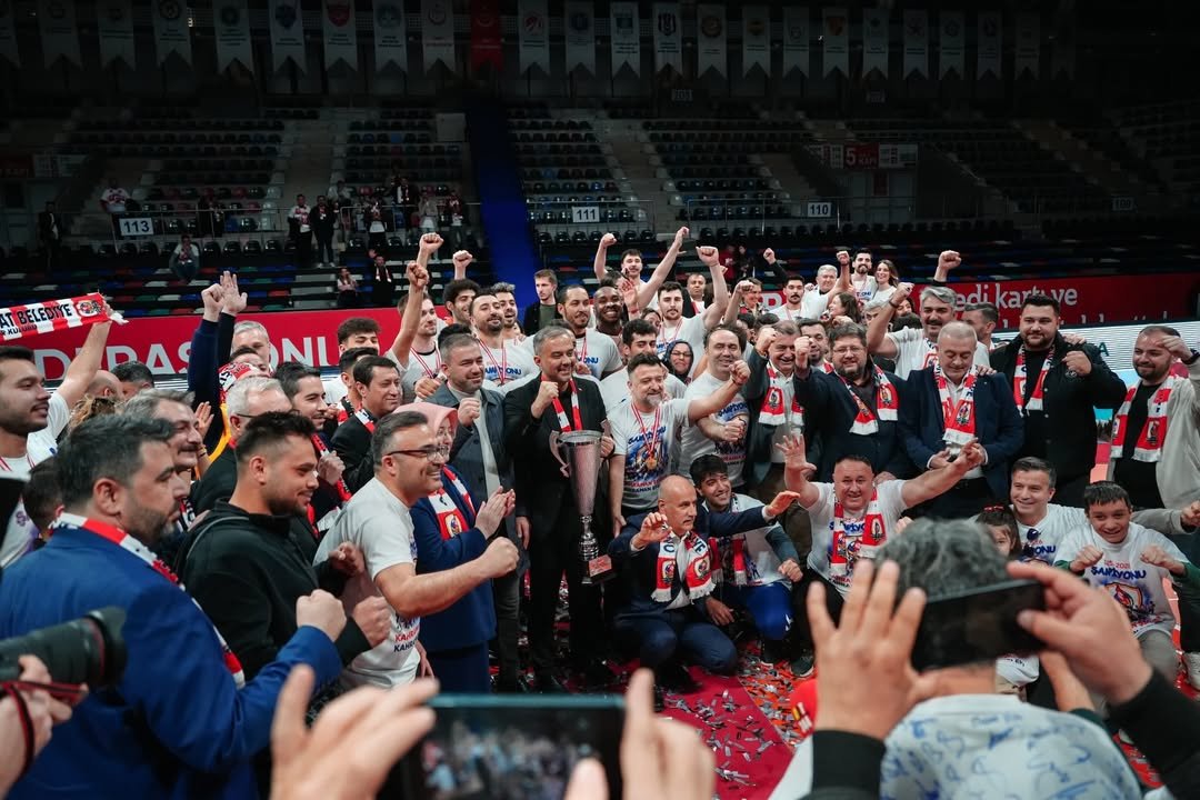 2025 2026 Voleybol Sezonu Arabica Coffee House Erkekler 1. Ligi Şampiyonu Onikişubat Belediye Sp (2)