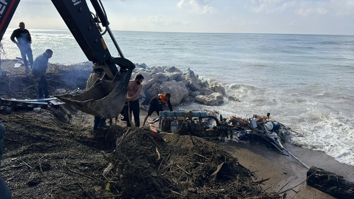 Antalya'da kayalıklara çarpan tekne parçalandı