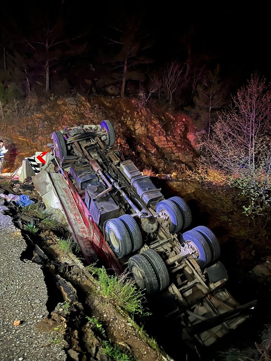 Şarampole devrilen kamyondaki 1 kişi öldü, 1 kişi yaralandı