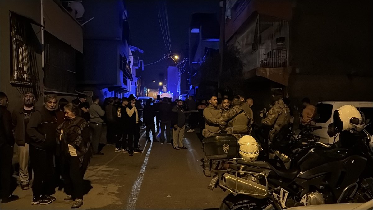 Adana'da bir binanın damında meydana gelen patlamada 2 kişi yaralandı