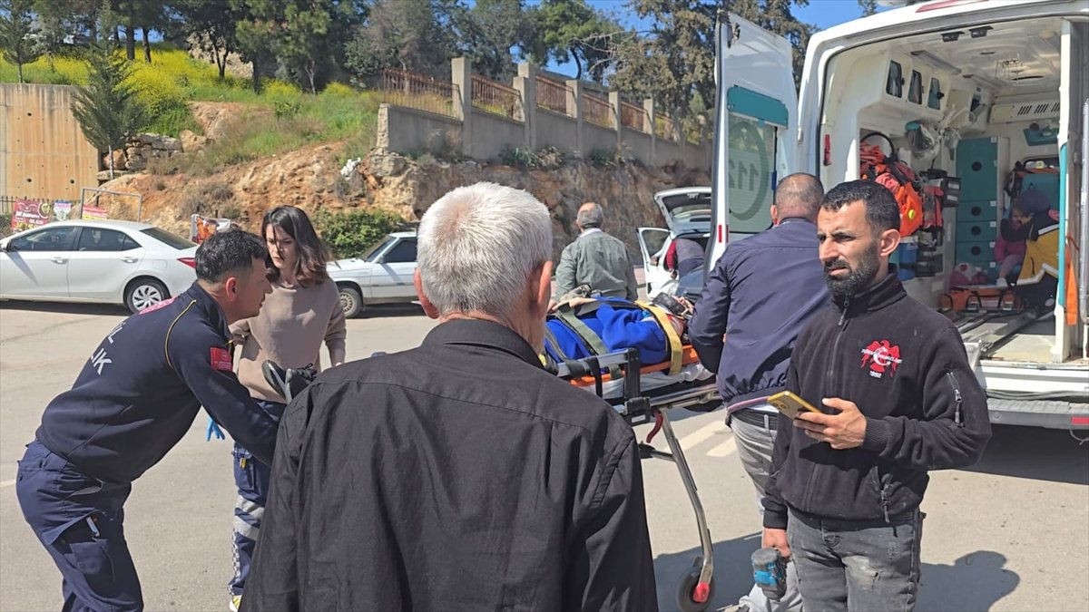 Adana'da otomobille çarpışan motosikletin sürücüsü yaralandı