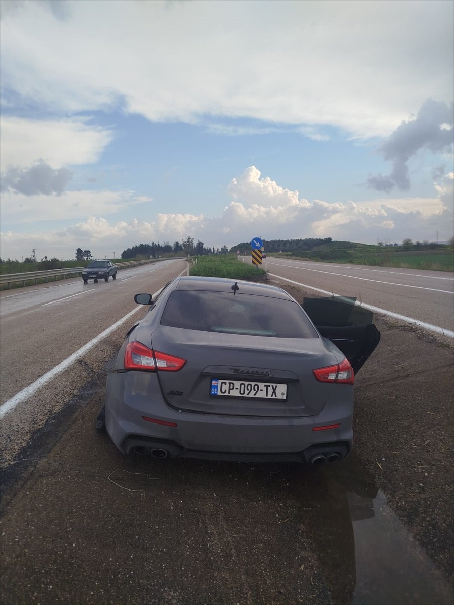 Adana'da refüje giren otomobildeki 2 kişi yaralandı