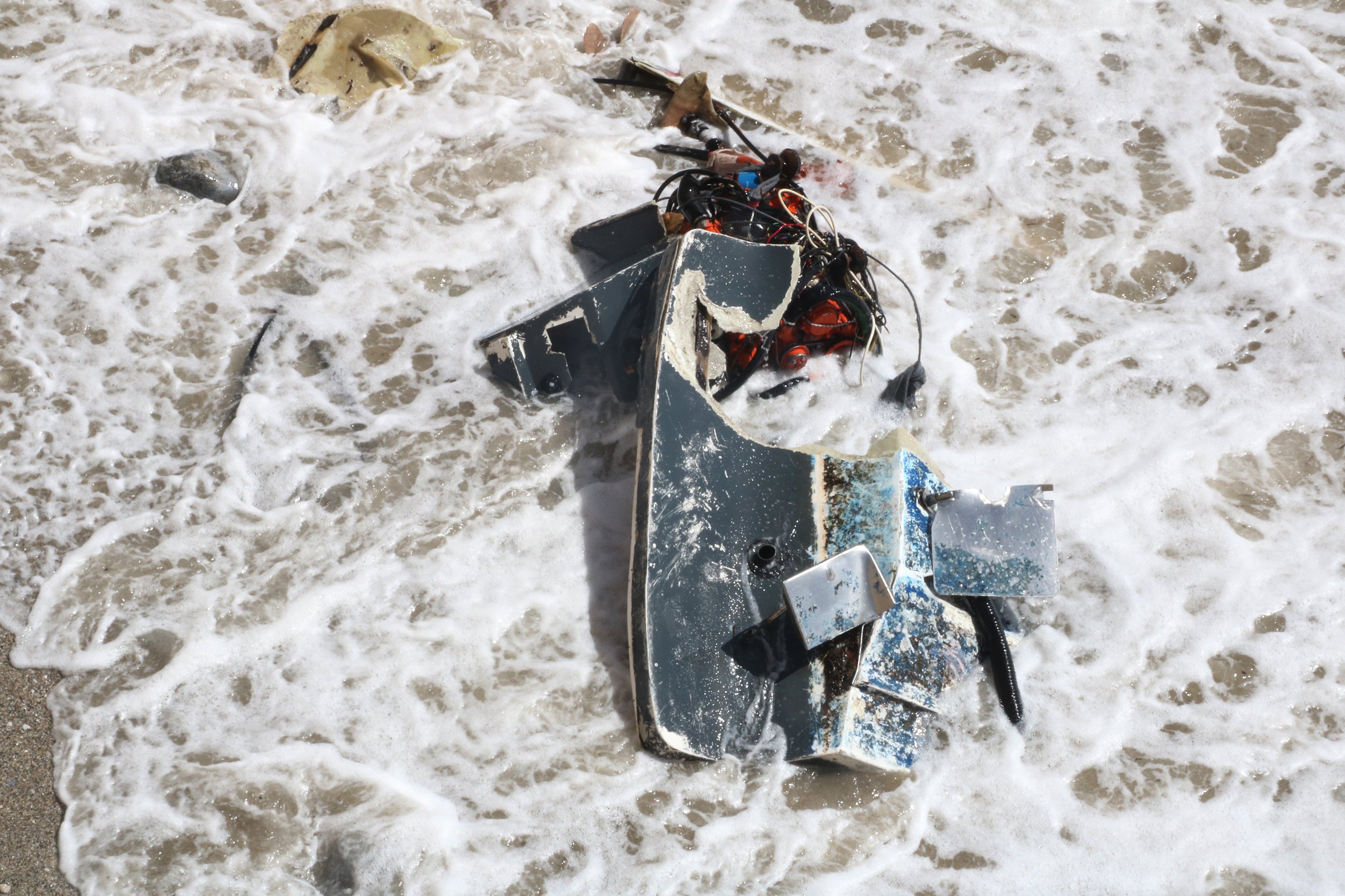 Alanya açıklarında batan balıkçı teknesindeki 2 kişi yüzerek kurtuldu