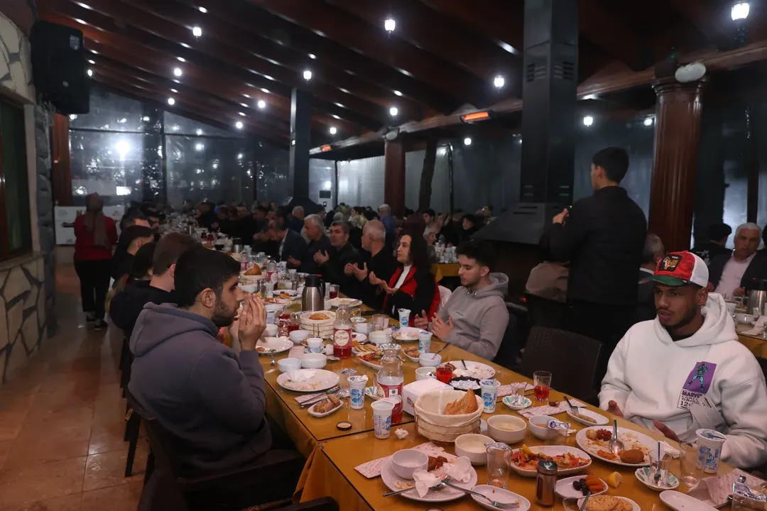 Amatör Spor Kulüpleri̇ İle İftar Sofrasinda Bi̇r Araya Geldi̇kbelediye Başkanımız Sn. Mehmet Akpın (7)