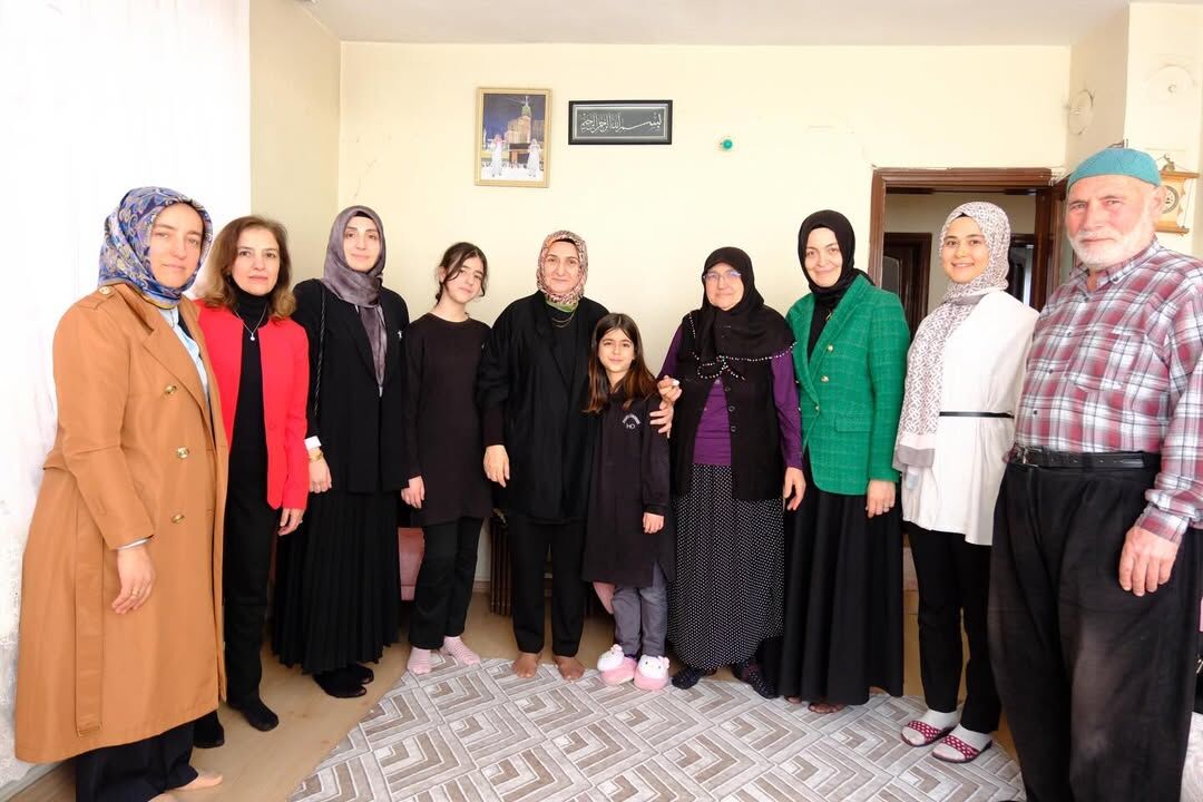 📍 Dr. Selma Ünlüer Hanımefendi’den Depremzede Çocuklarımıza Anlamlı Ziyaretvalimiz Mükerrem Ünl (1)