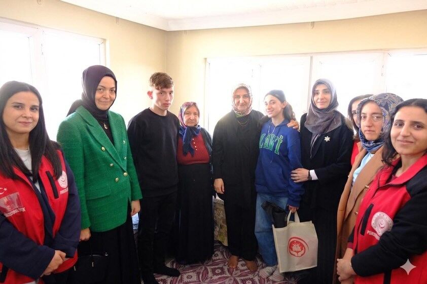 📍 Dr. Selma Ünlüer Hanımefendi’den Depremzede Çocuklarımıza Anlamlı Ziyaretvalimiz Mükerrem Ünl (2)