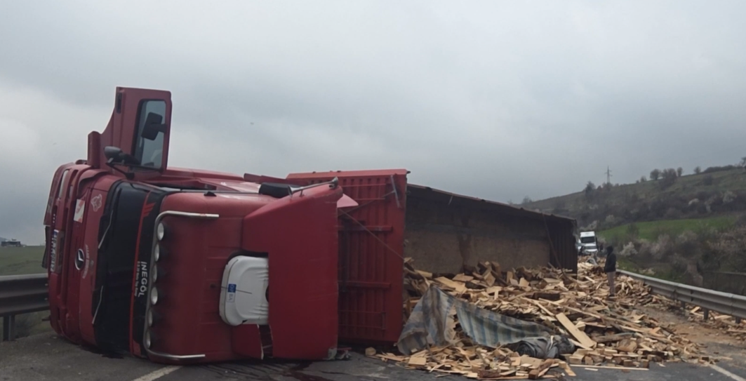 Bursa'da tırın devrilmesi sonucu 1 kişi yaralandı