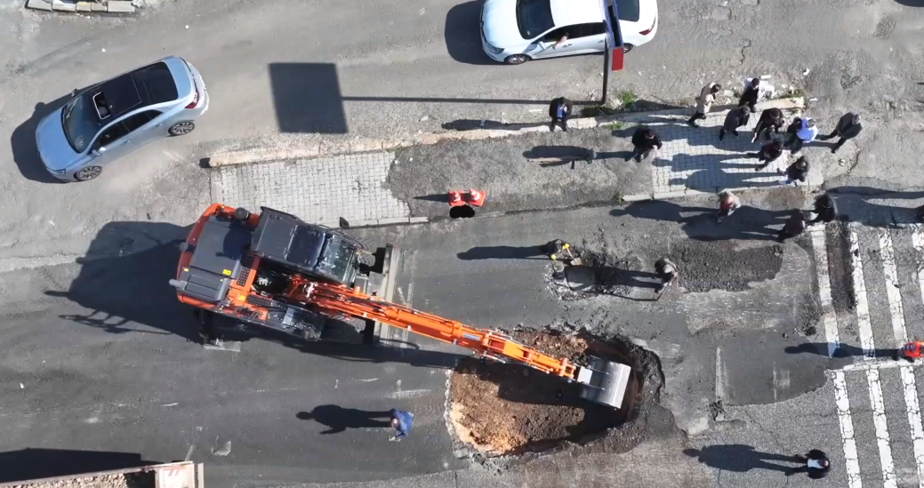 Diyarbakır-Silvan kara yolunda çökme meydana geldi