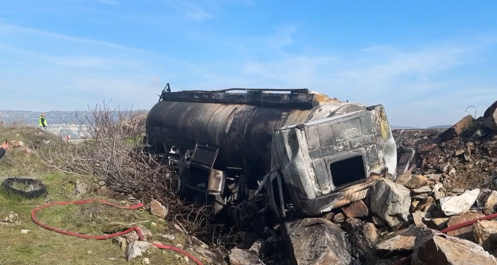 Devrildikten sonra alev alan akaryakıt tankerinin sürücüsü öldü