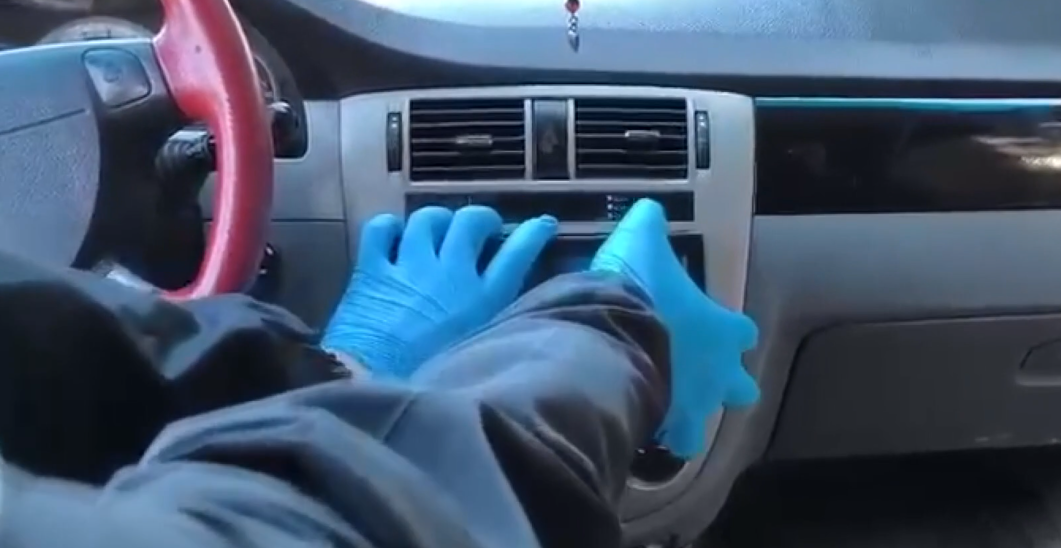 Araç teybinin arkasına yasaklı madde gizleyen 3 zanlı yakalandı