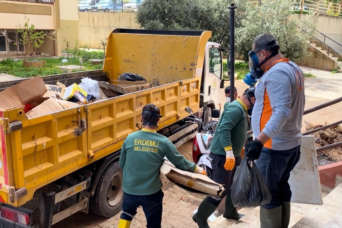 Mersin'de bir evden 7 kamyon çöp çıkarıldı