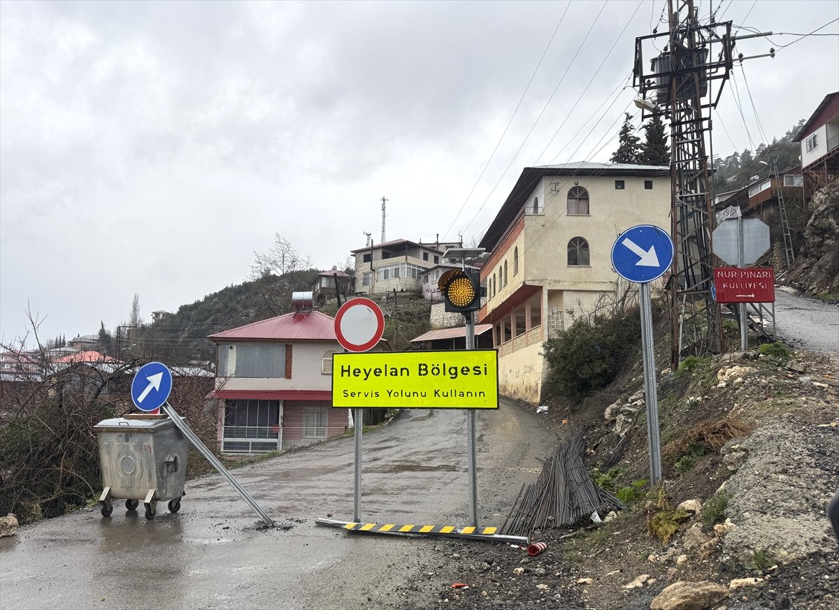 Mersin'de heyelan nedeniyle bazı evler zarar gördü